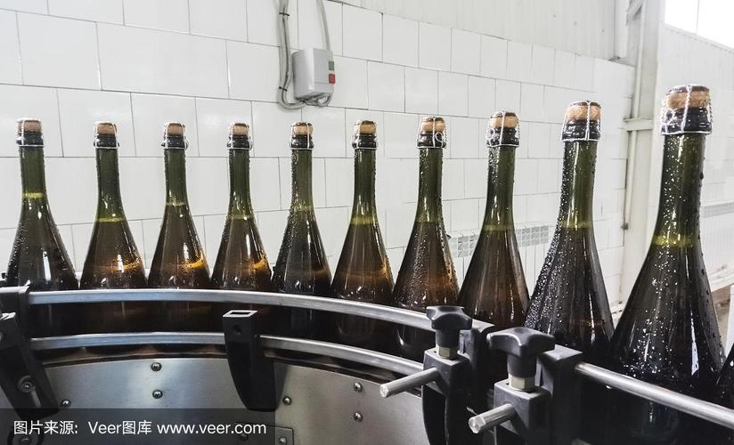 香槟酒工厂中用于填充和密封传送带的流水线